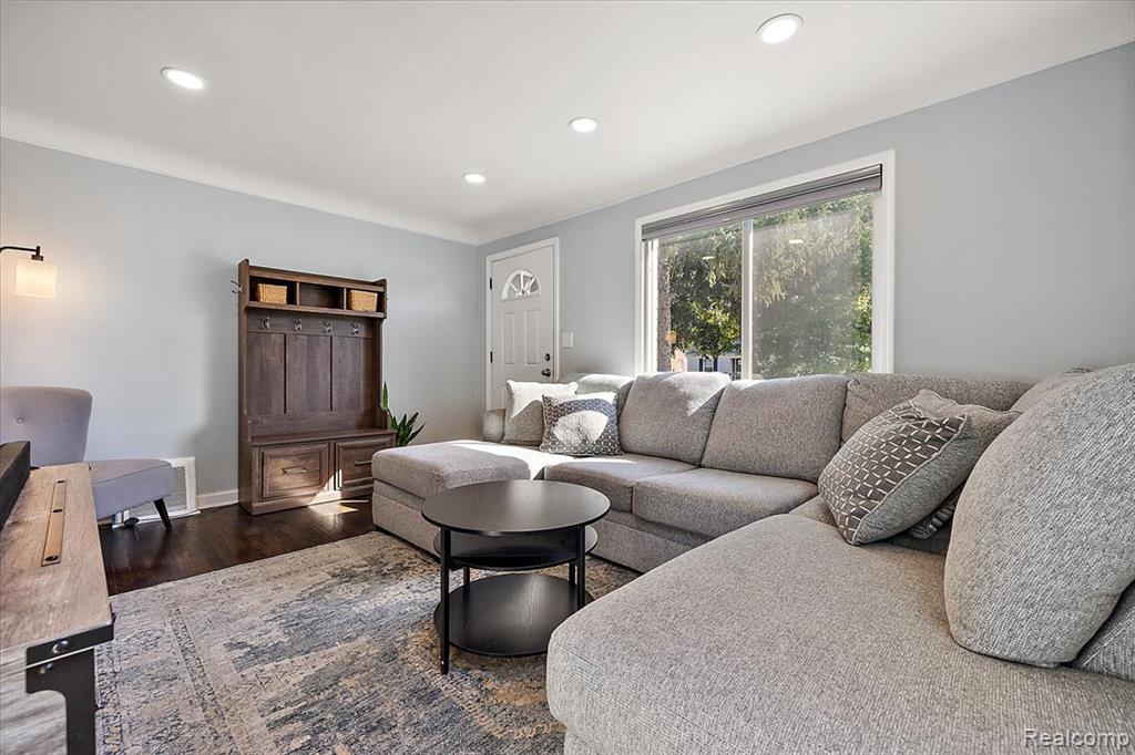 2907 N Altadena Avenue