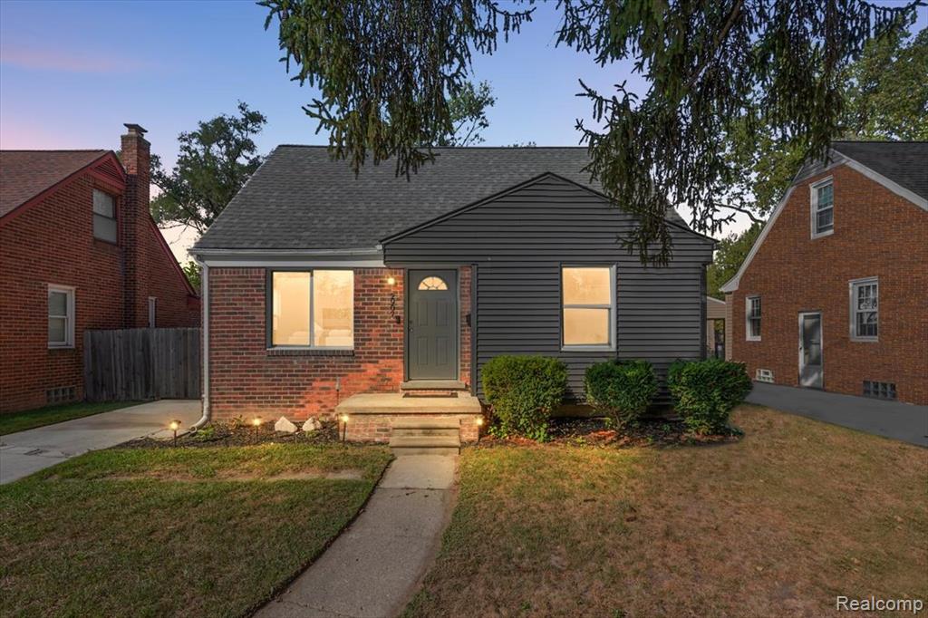 2907 N Altadena Avenue