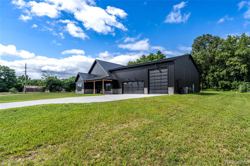 5486 Kidder Road, Almont