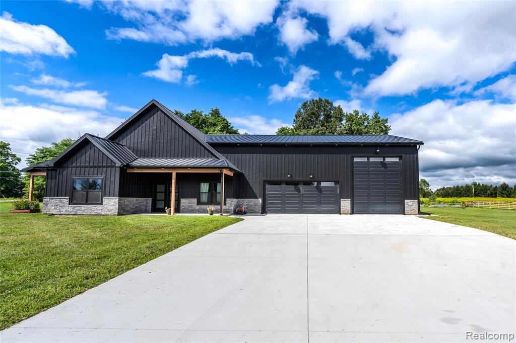 5486 Kidder Road, Almont