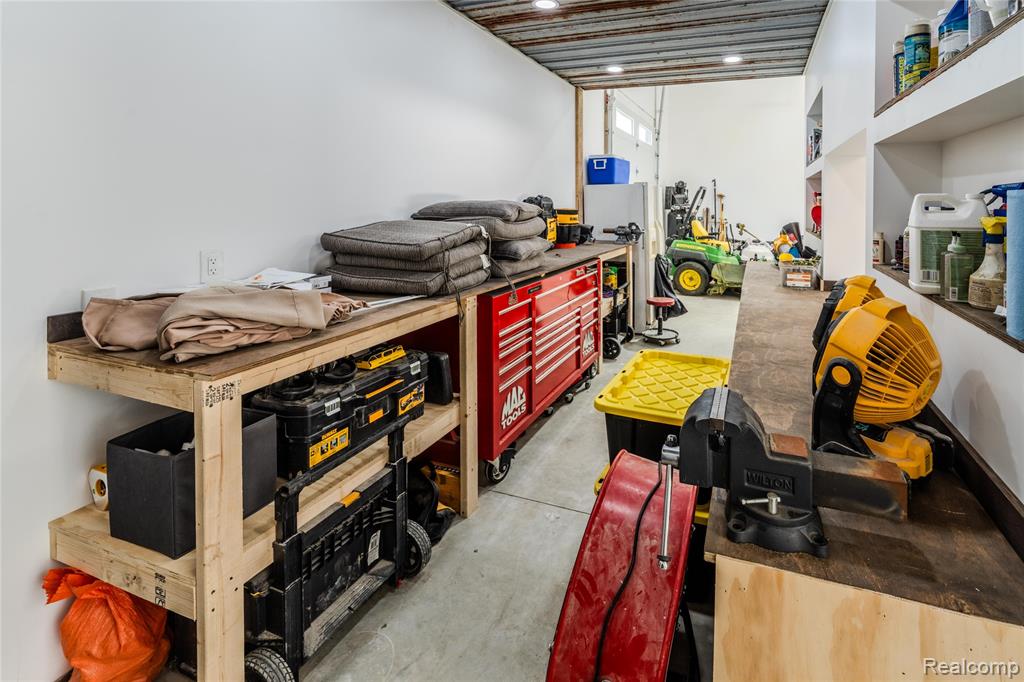 5486 Kidder Road, Almont