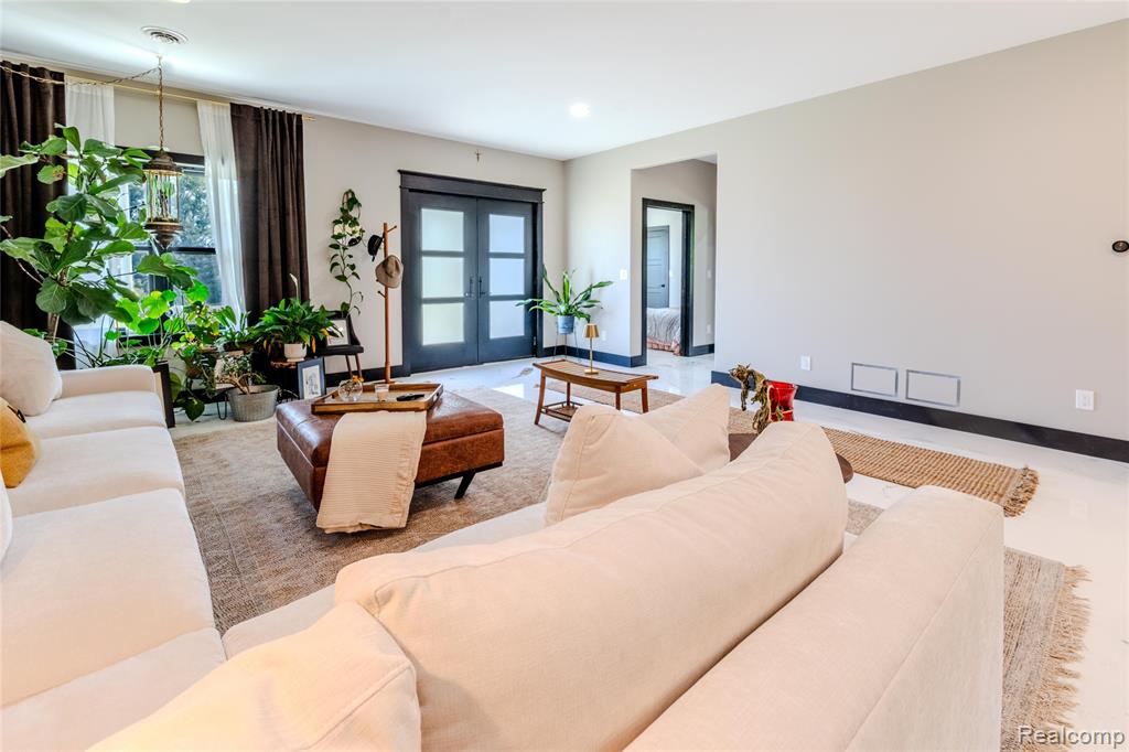 5486 Kidder Road, Almont