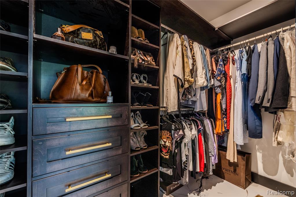 5486 Kidder Road, Almont