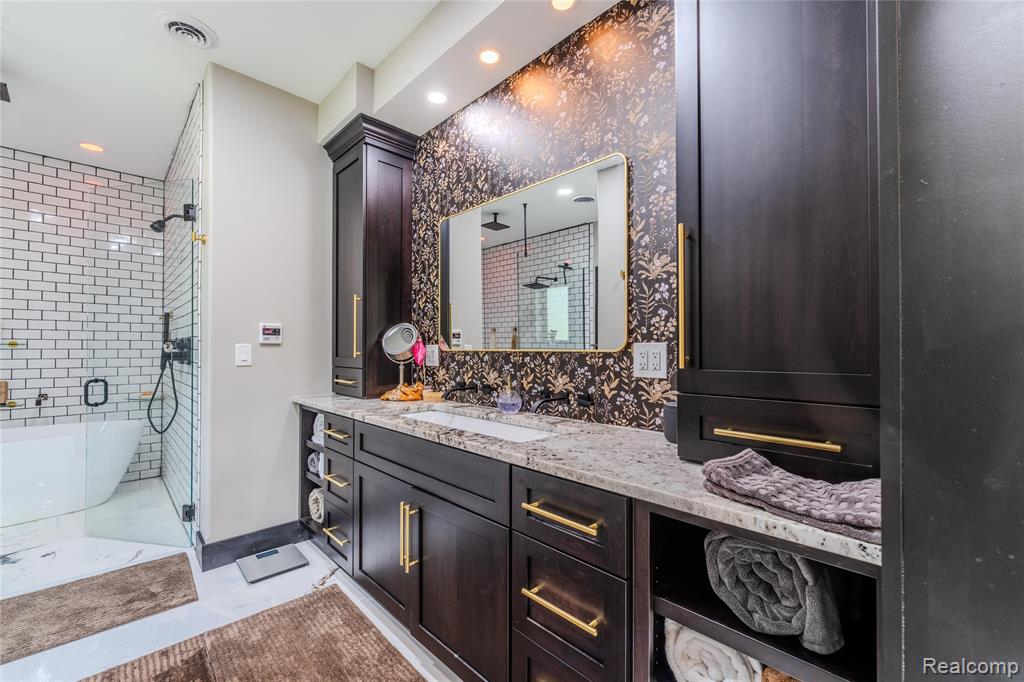 5486 Kidder Road, Almont