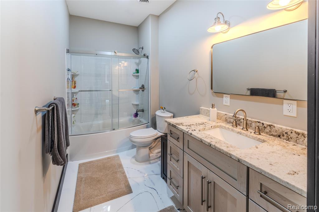 5486 Kidder Road, Almont