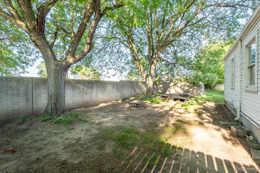 27390 Seyburn Avenue