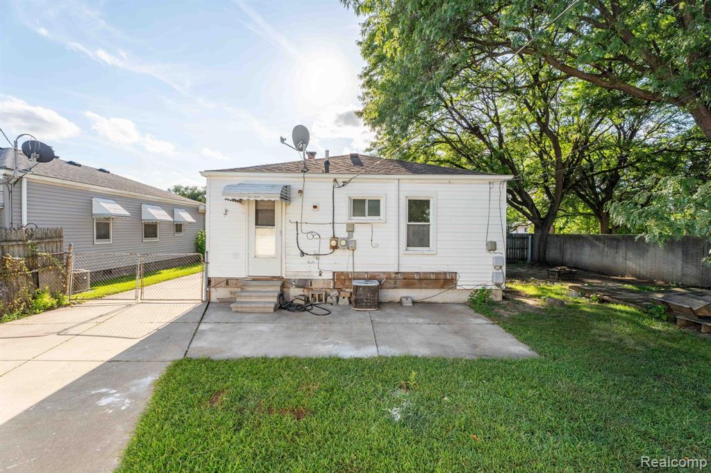 27390 Seyburn Avenue