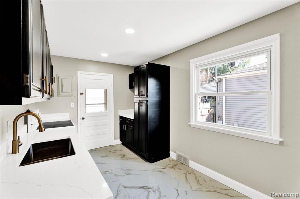 27390 Seyburn Avenue