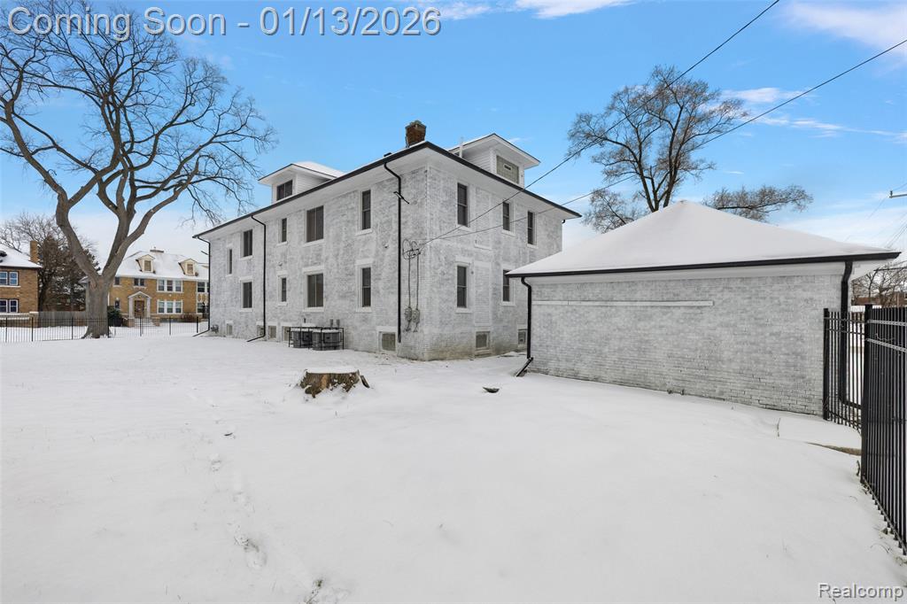 2080 Gladstone Street