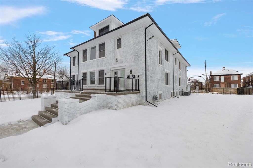 2080 Gladstone Street