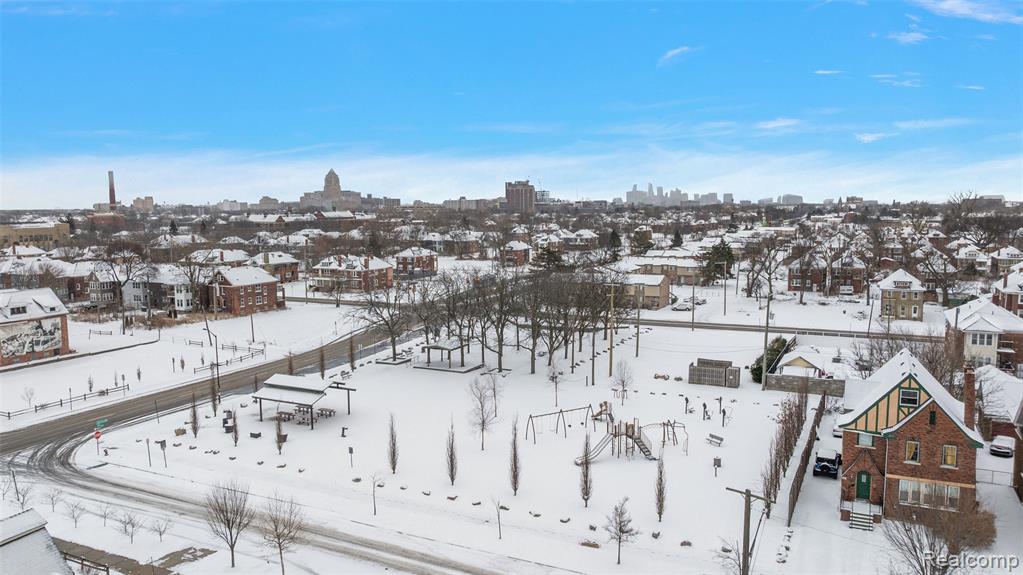 2080 Gladstone Street