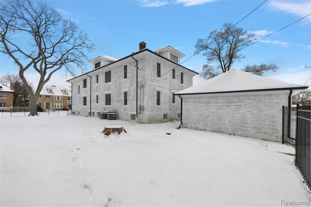 2080 Gladstone Street