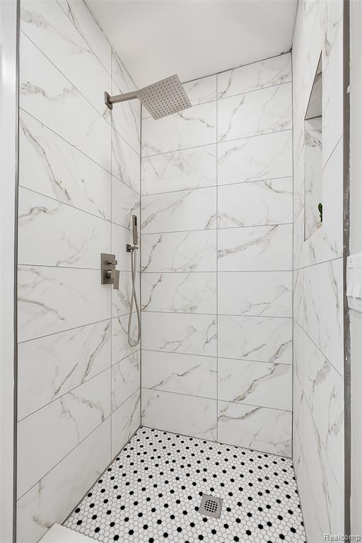 2080 Gladstone Street