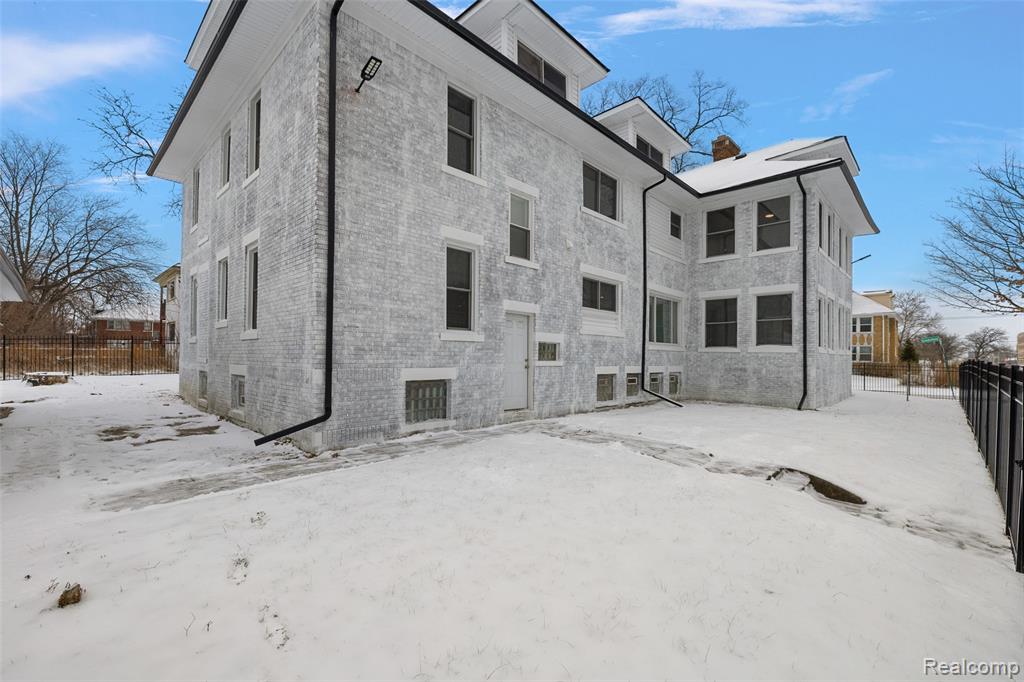 2080 Gladstone Street