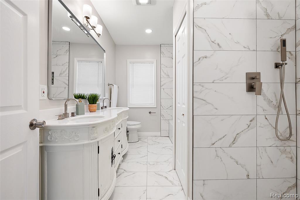 2080 Gladstone Street