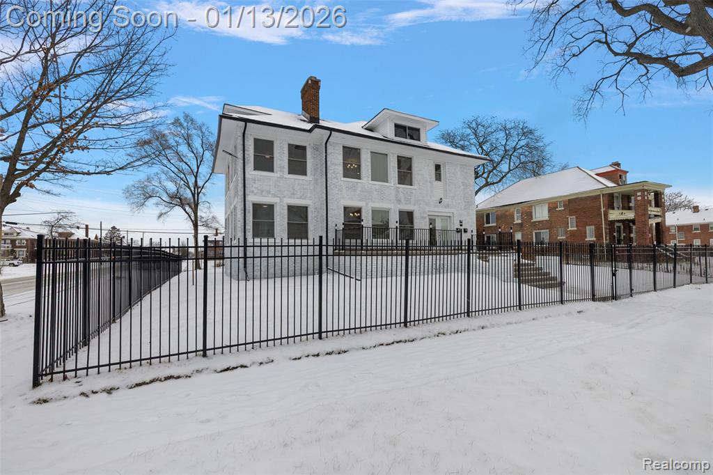 2080 Gladstone Street