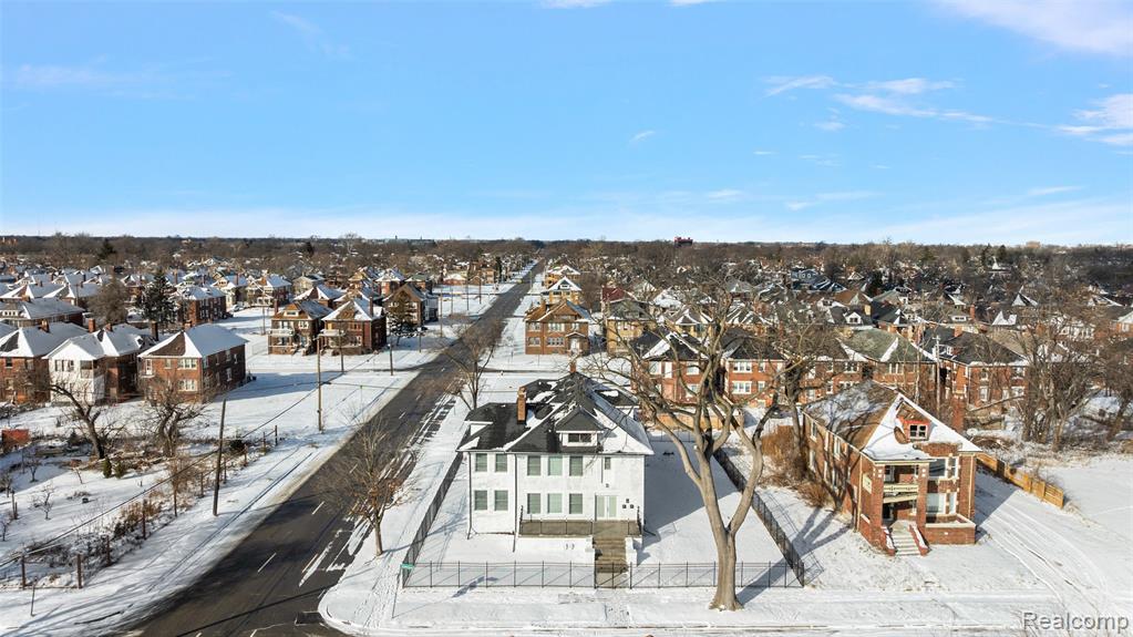 2080 Gladstone Street