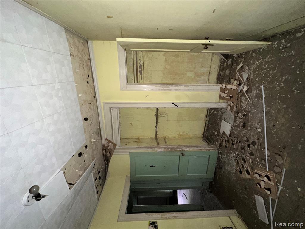 713 Kitchener Street