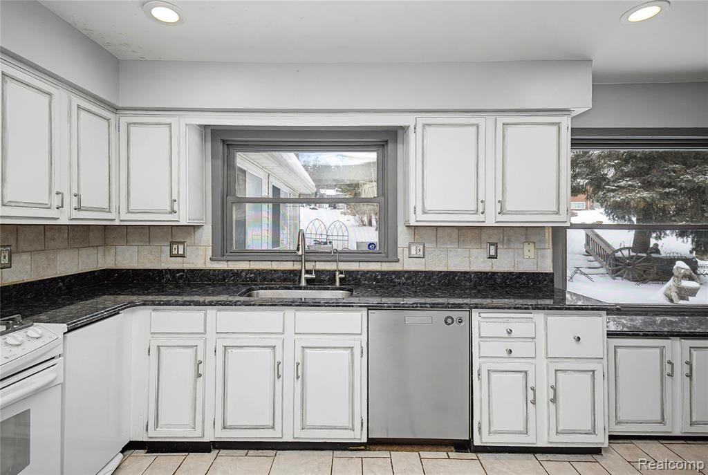 6380 Wellesley Terrace