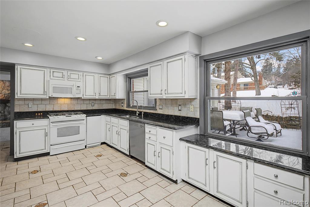 6380 Wellesley Terrace