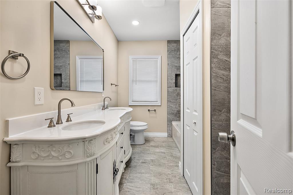 2080 Gladstone Street