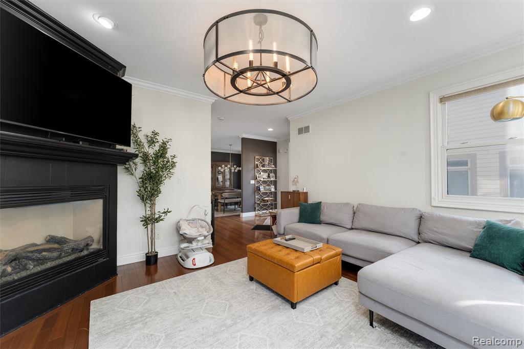 717 S Kenwood Avenue