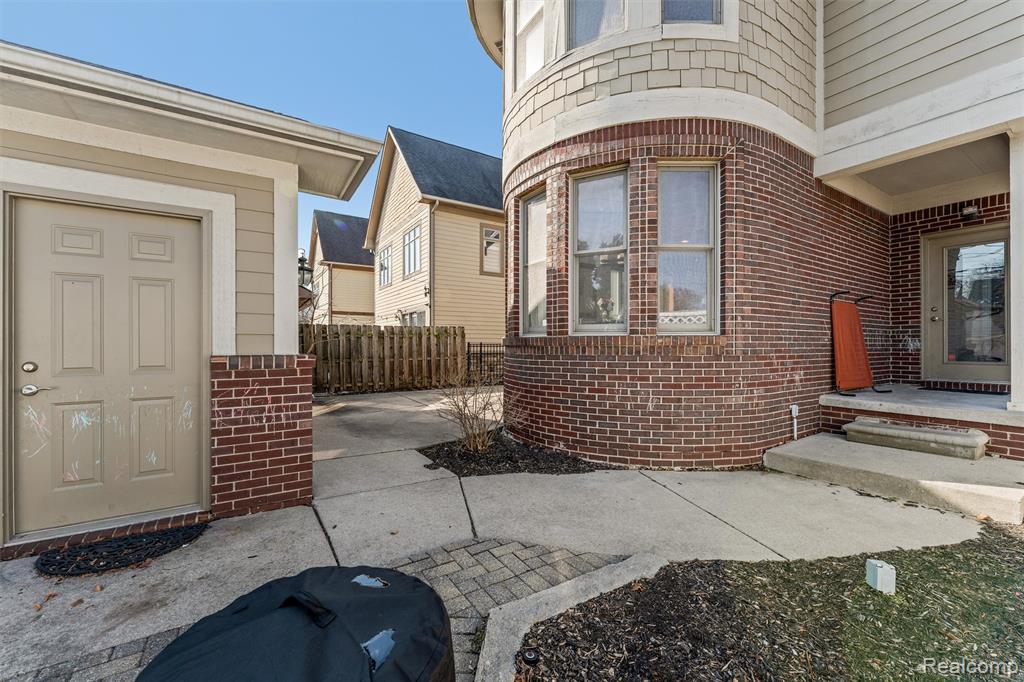 717 S Kenwood Avenue