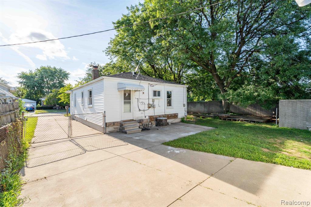 27390 Seyburn Avenue