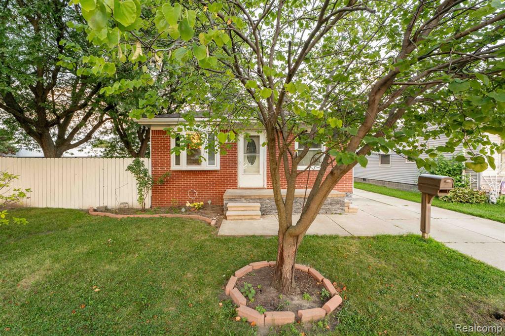 27390 Seyburn Avenue