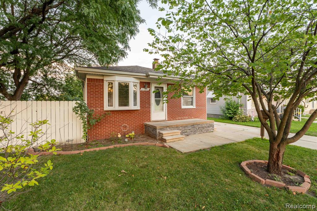 27390 Seyburn Avenue