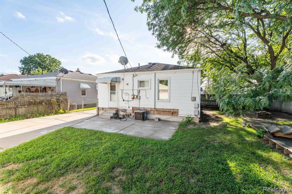 27390 Seyburn Avenue