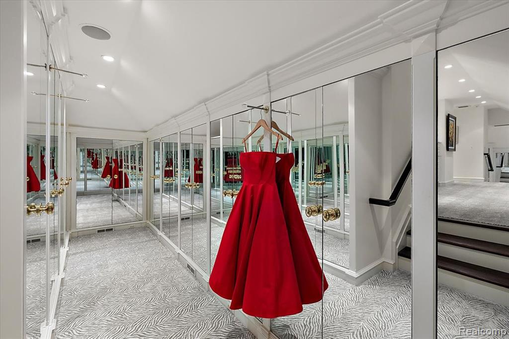 1045 Country Club Road