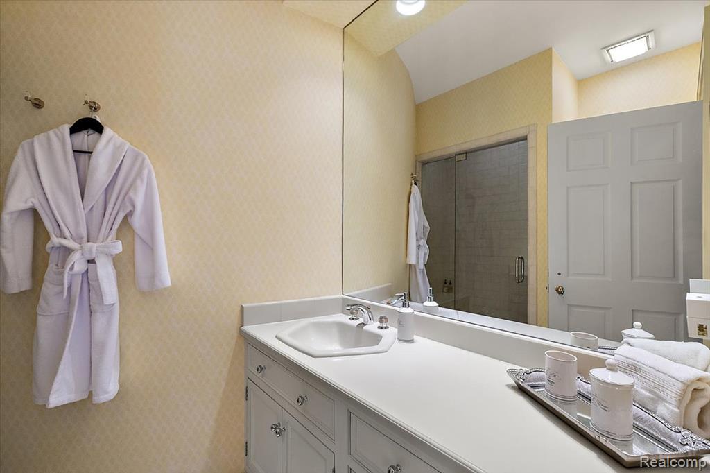 1045 Country Club Road