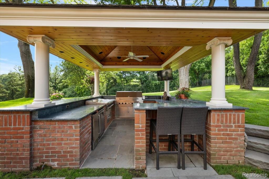 1045 Country Club Road