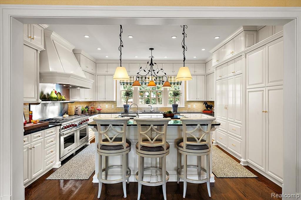 1045 Country Club Road