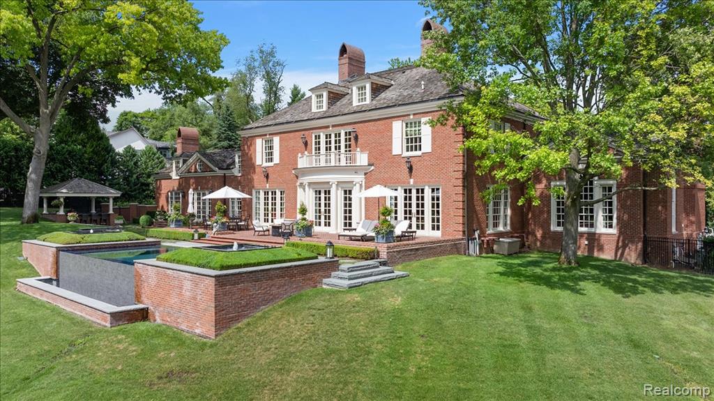 1045 Country Club Road