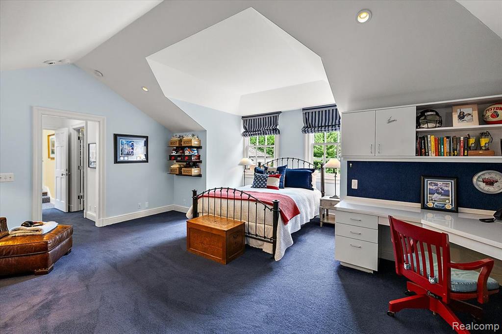 1045 Country Club Road