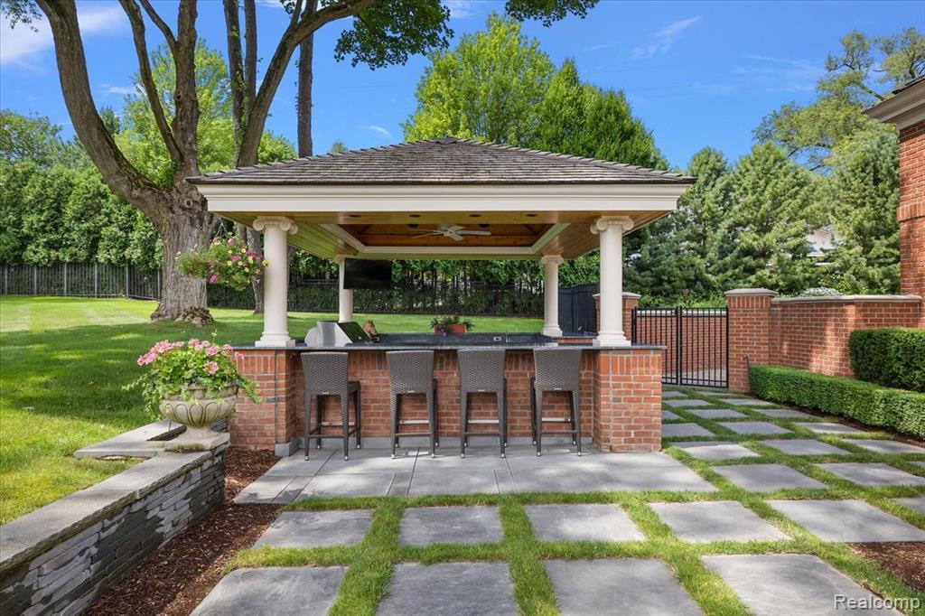 1045 Country Club Road