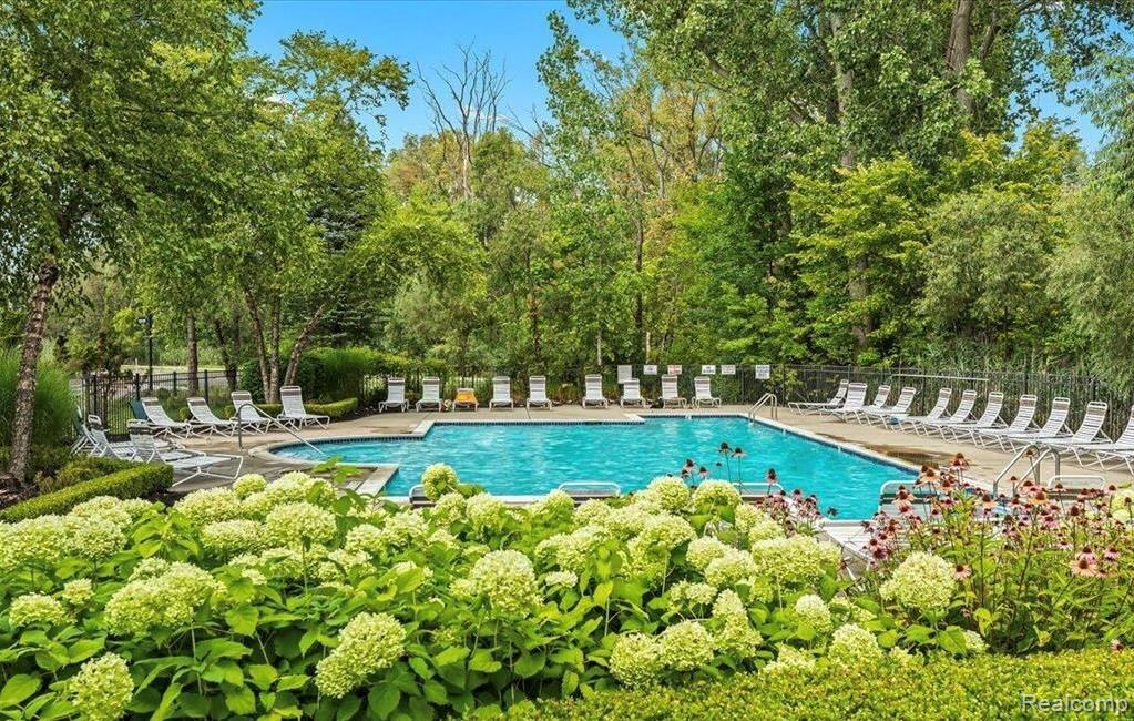 526 Red Oak Court