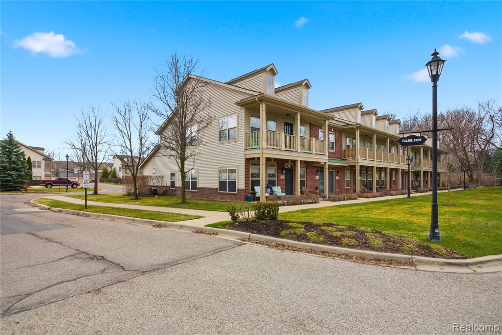 526 Red Oak Court