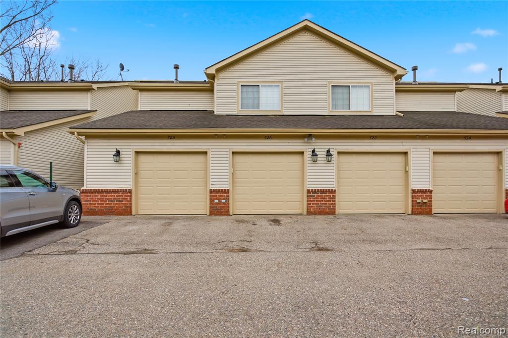 526 Red Oak Court