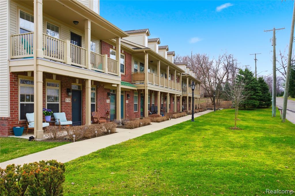 526 Red Oak Court