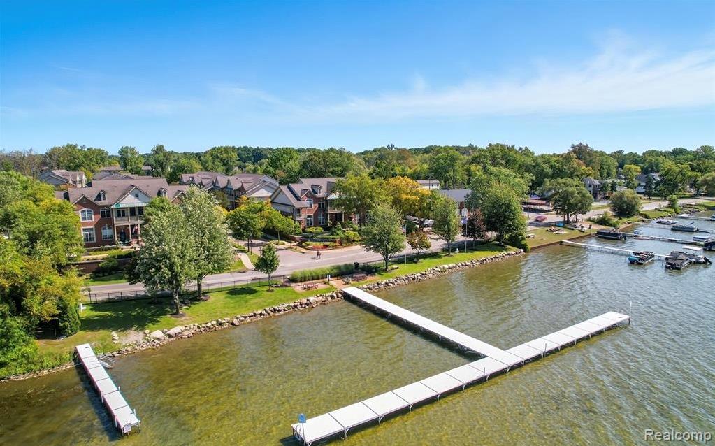 526 Red Oak Court