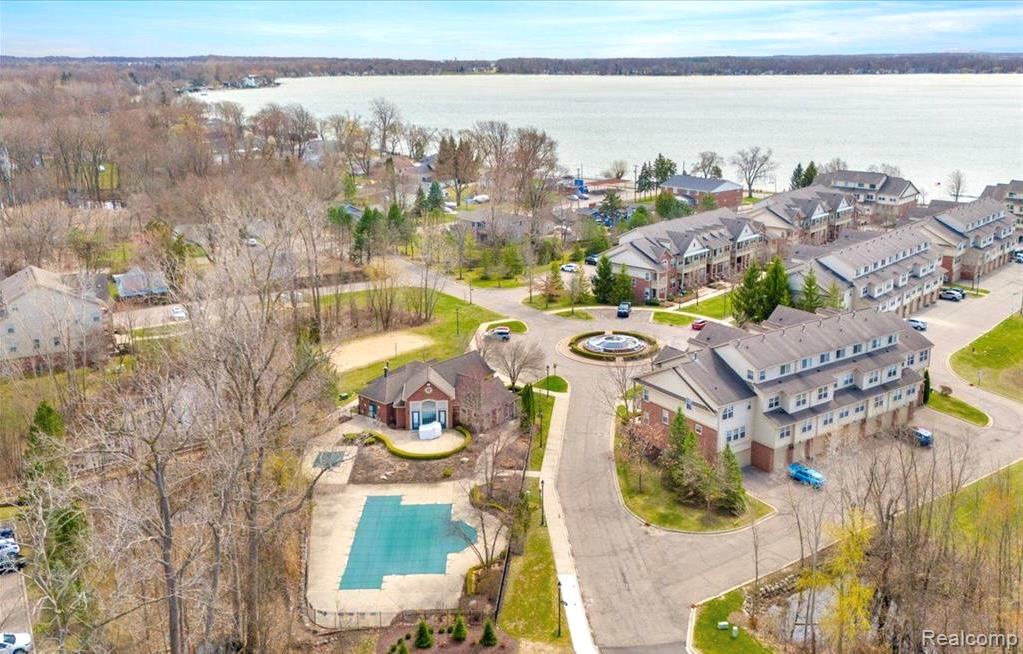 526 Red Oak Court