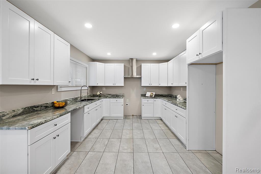 2080 Gladstone, Unit 1 Street