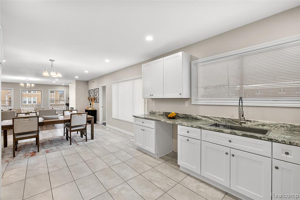 2080 Gladstone, Unit 1 Street