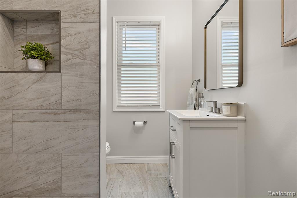2080 Gladstone, Unit 1 Street