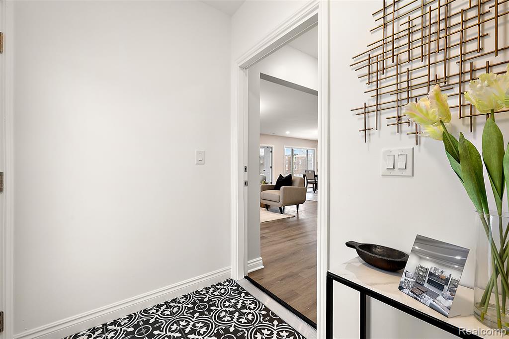2080 Gladstone, Unit 1 Street