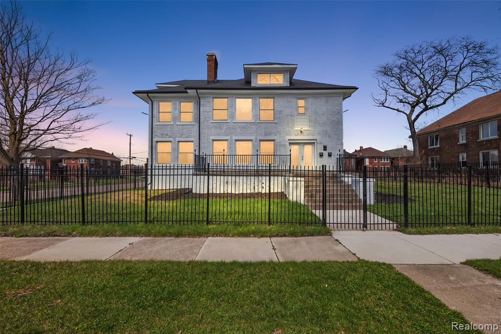 2080 Gladstone, Unit 1 Street