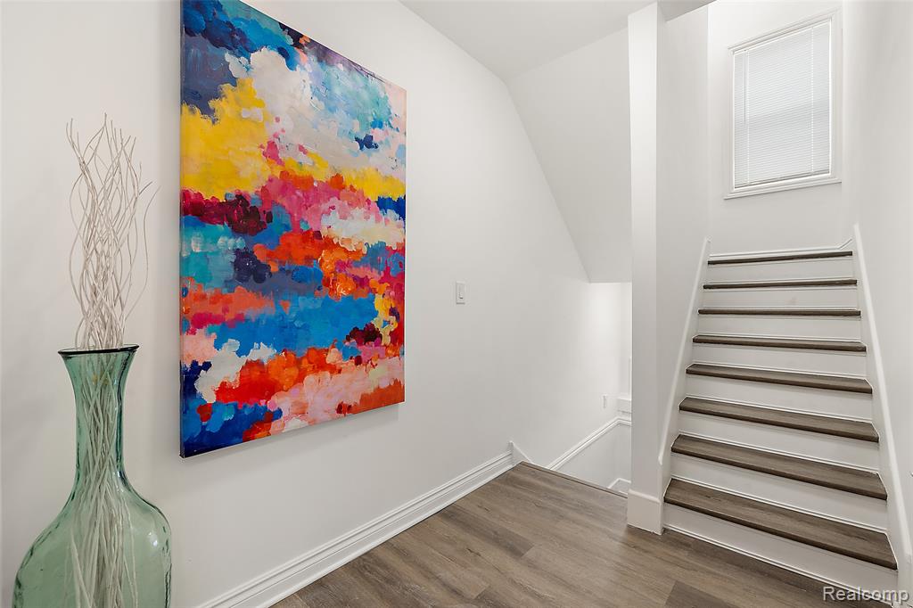 2080 Gladstone, Unit 1 Street